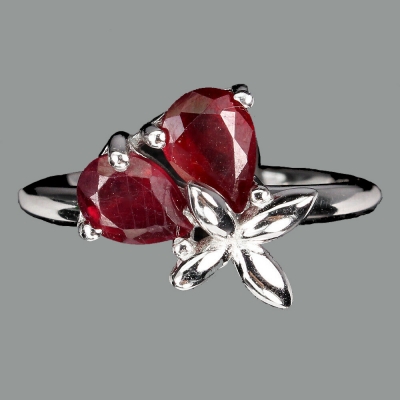 Серебряное кольцо с рубиновым корундом арт 40180