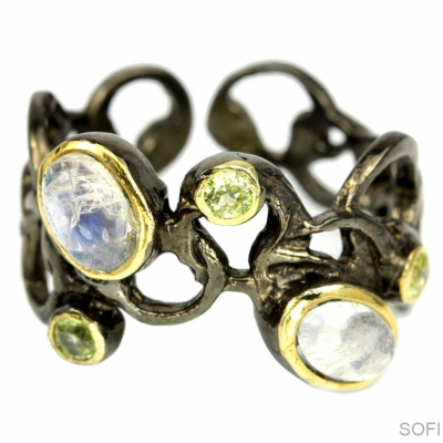 Серебряное кольцо с лунным камнем арт 25500