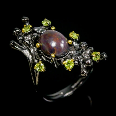 Серебряное кольцо с чёрным опалом и перидотом натуральным арт 28196