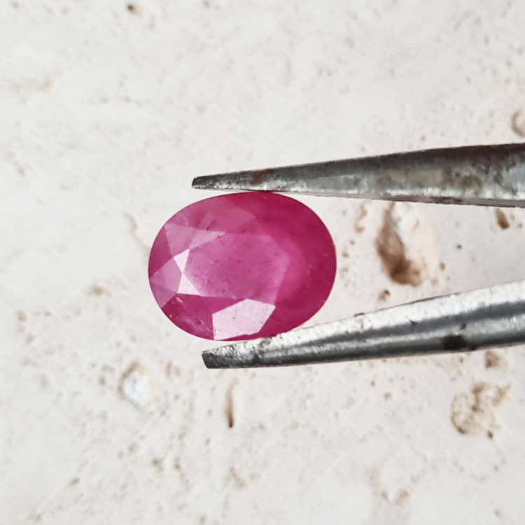 Камень розовый корунд натуральный 9.0 карат арт 50399