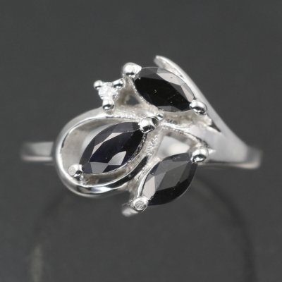 Серебряное кольцо с синим корундом натуральным арт. 27167