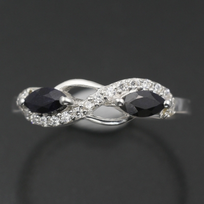 Серебряное кольцо с синим корундом натуральным арт. 27137