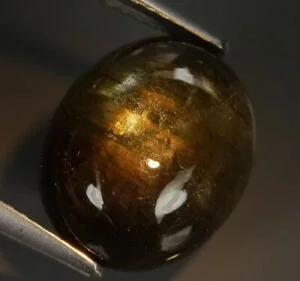  Камень черный звездчатый сапфир натуральный 9.11 карат арт 25839