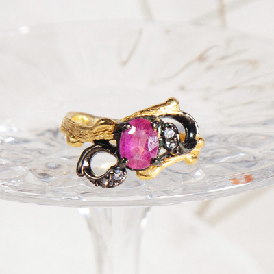 Серебряное кольцо с розовым корундом арт 26580