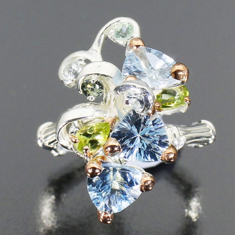 Серебряное кольцо с голубым топазом арт 40359